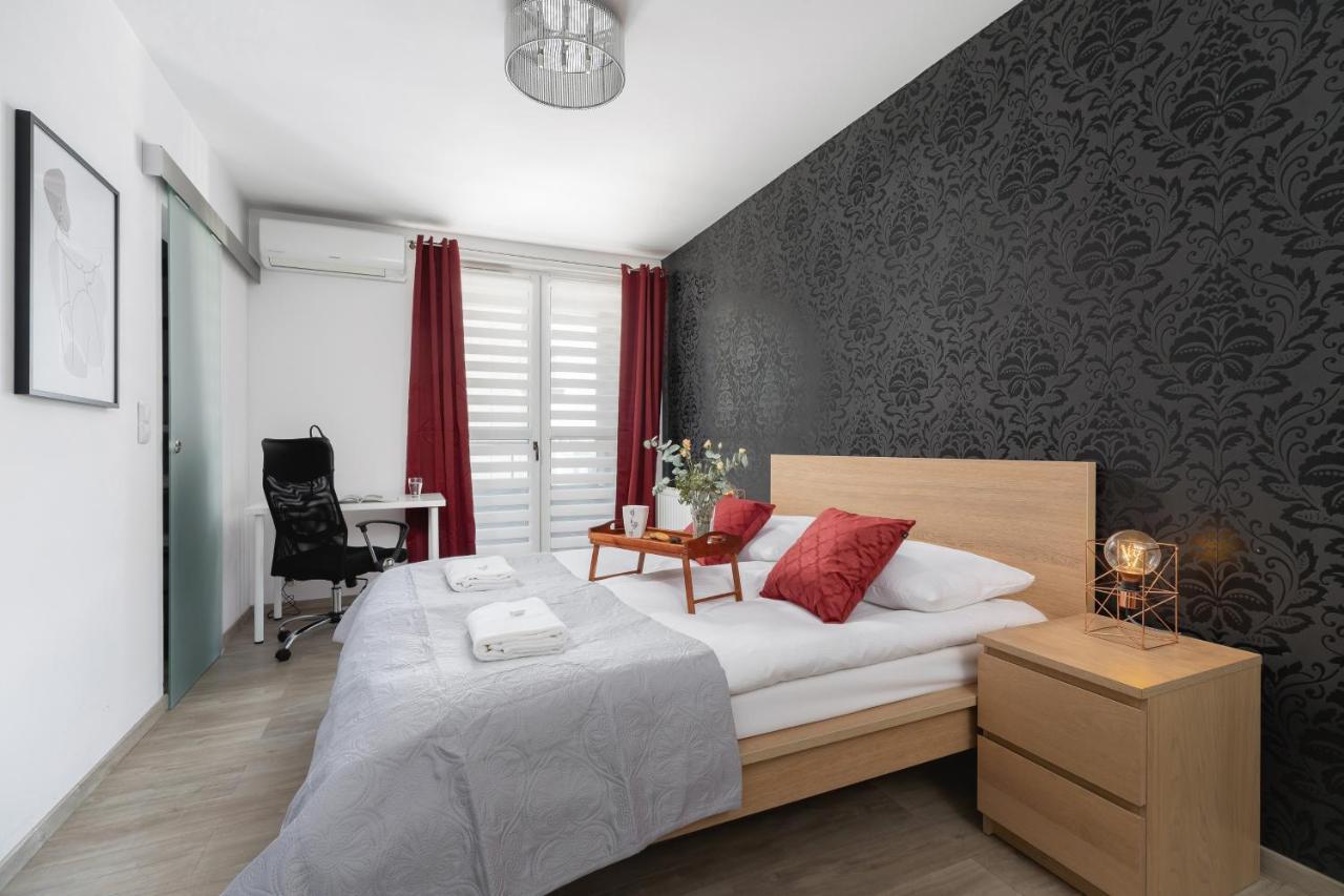 Avia Three Bedroom Two Balcony Ac & Parking By Renters *