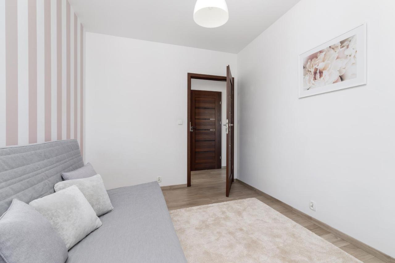 Avia Three Bedroom Two Balcony Ac & Parking By Renters Cracóvia