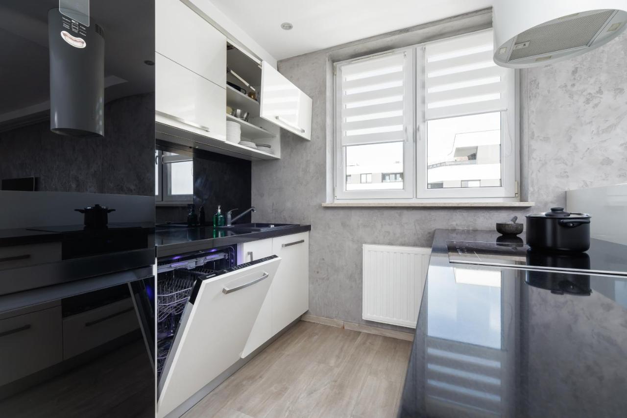 Avia Three Bedroom Two Balcony Ac & Parking By Renters Cracóvia