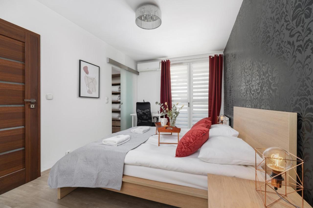 Avia Three Bedroom Two Balcony Ac & Parking By Renters Cracóvia