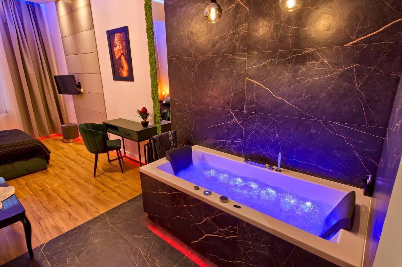 Czarny Z Jacuzzi *