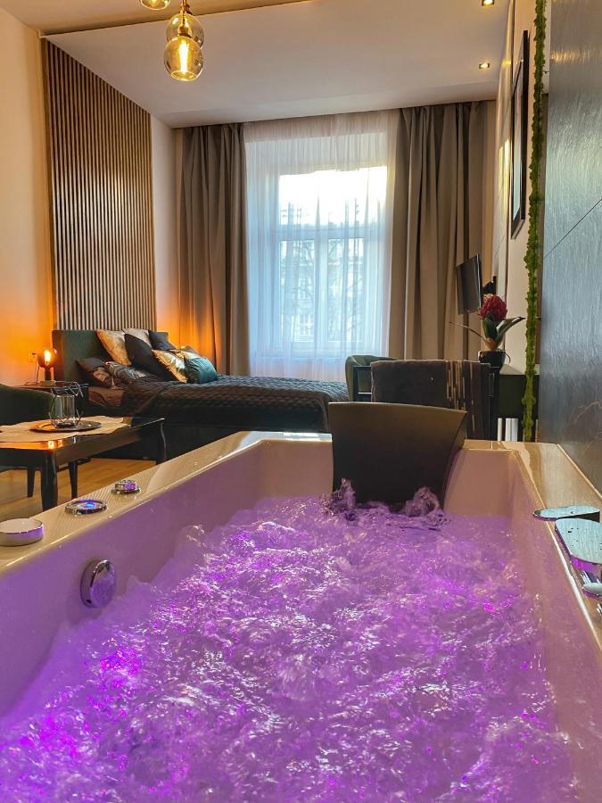 Czarny Z Jacuzzi