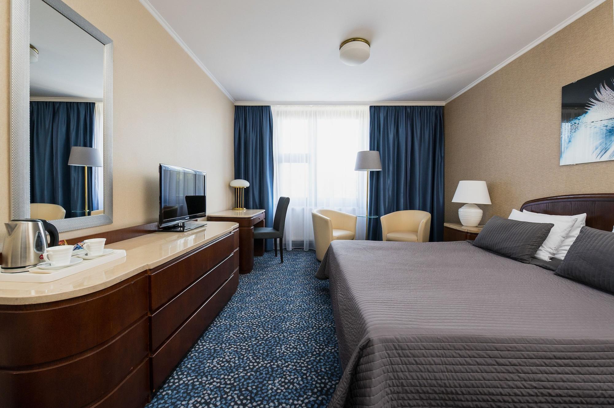 Booking Crown Piast & Spa Hotel