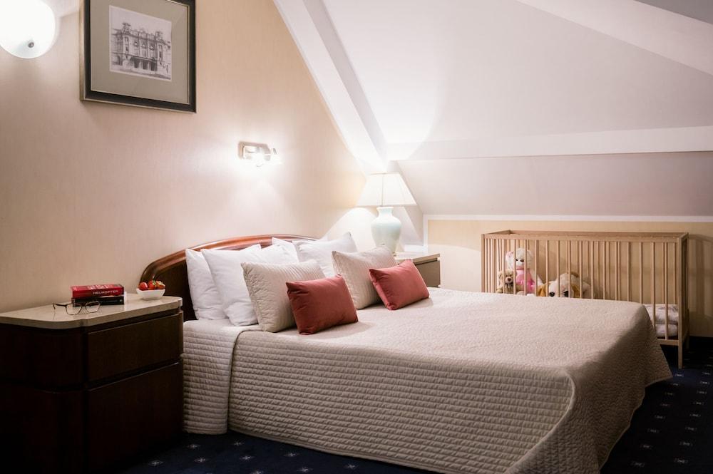 Booking Crown Piast & Spa Hotel