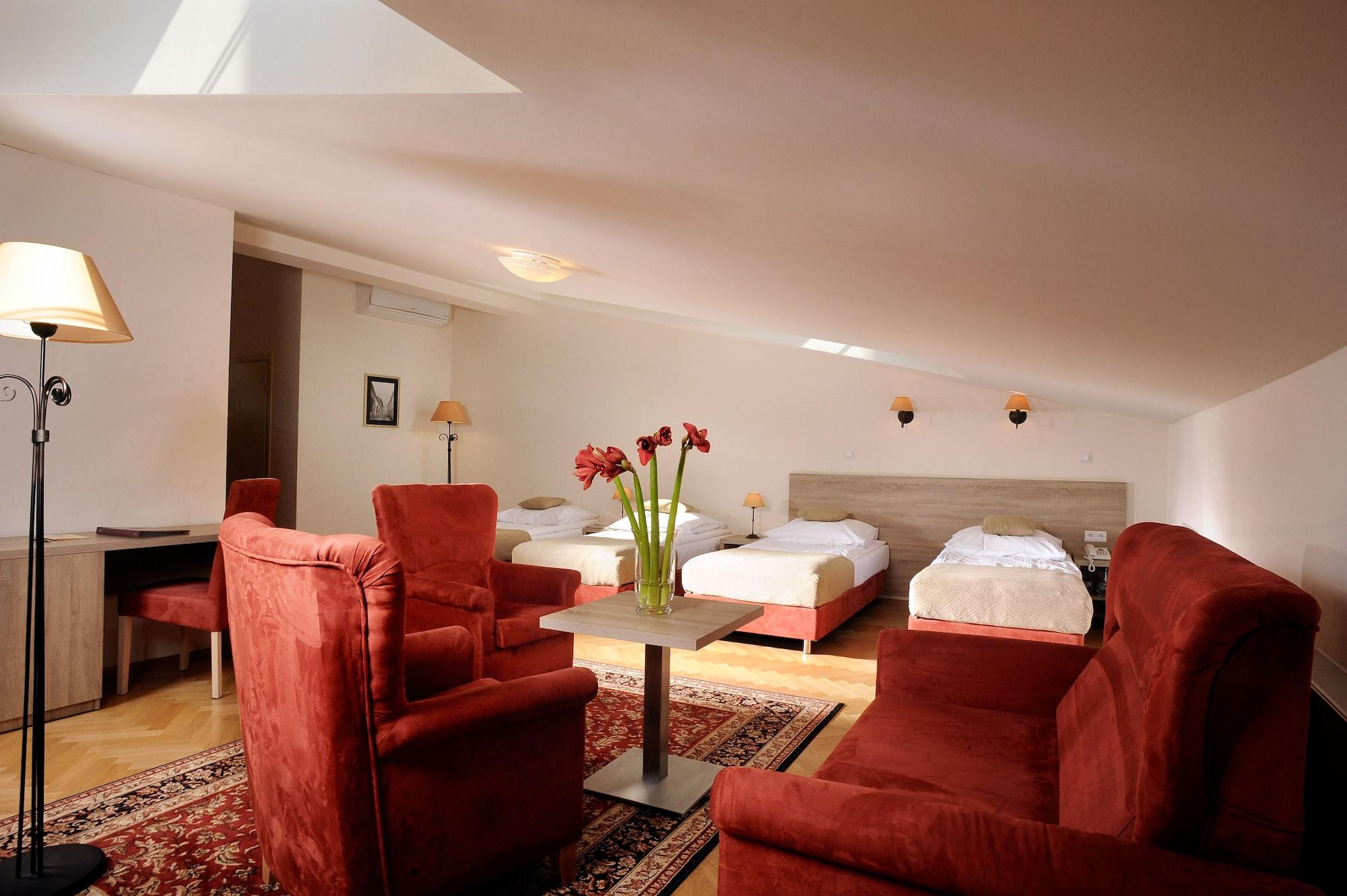 Hotel Santi