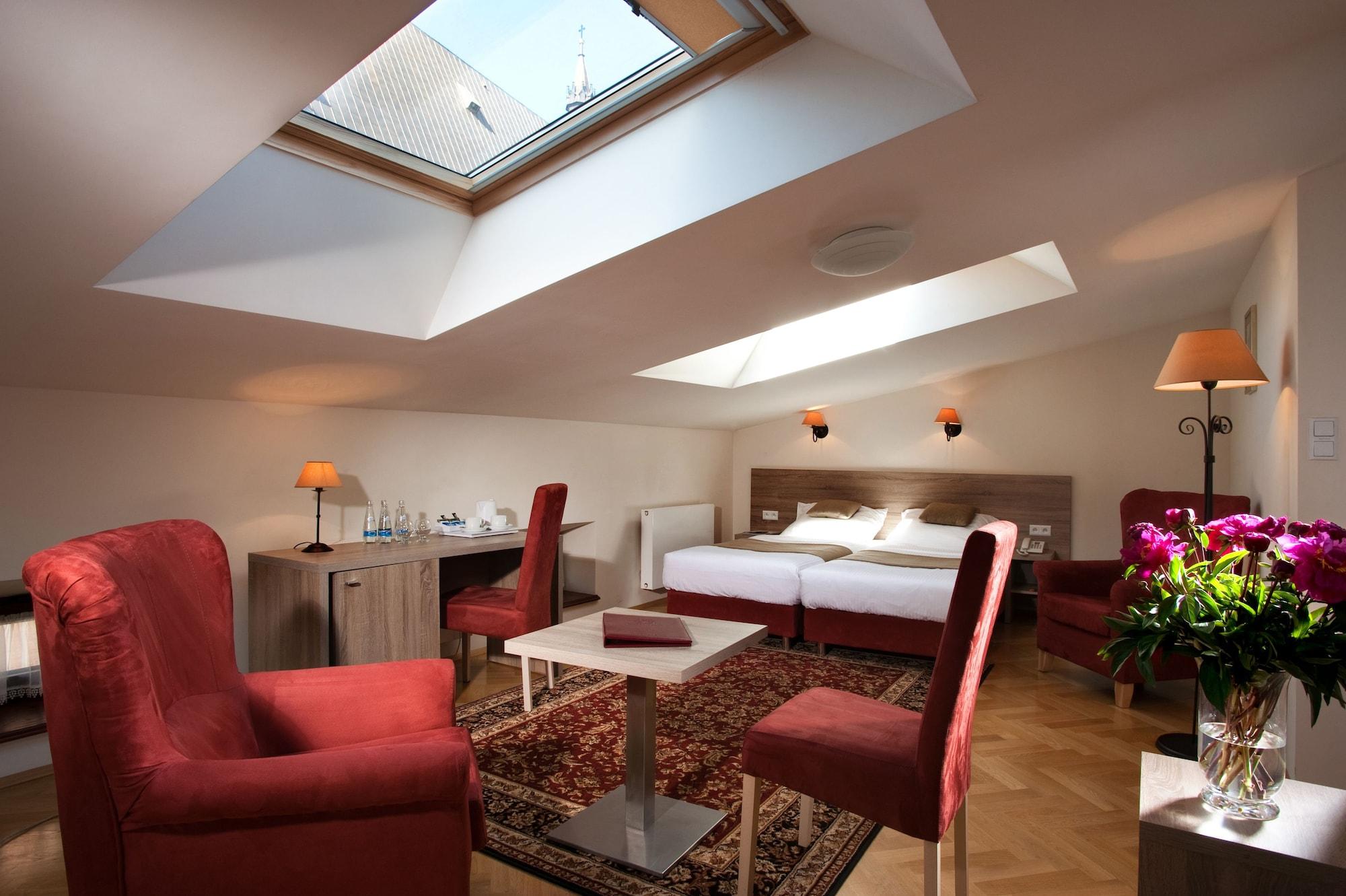 Santi Hotel