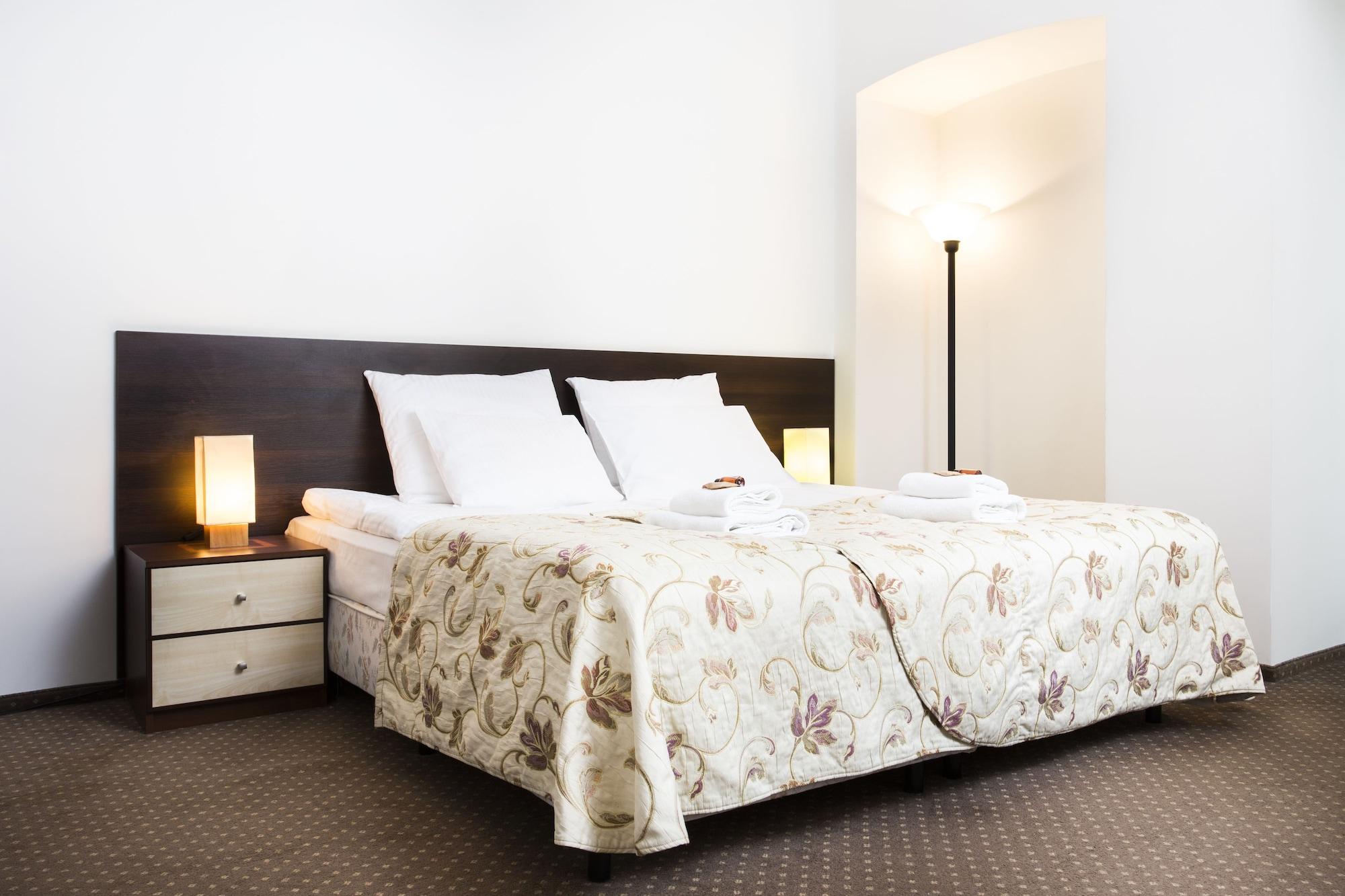 Aparthotel Abella & By Artery 3*