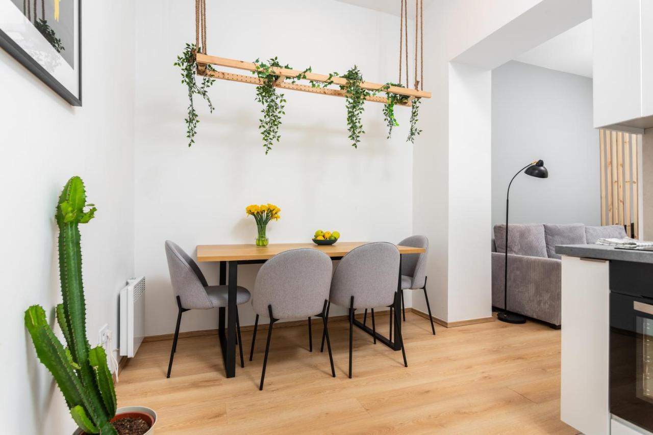Apartment Modern Centrally Located - By Upstairs *