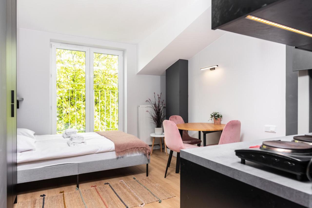 Smart - Old Town & Main Train Station - By Upstairs Apartment *