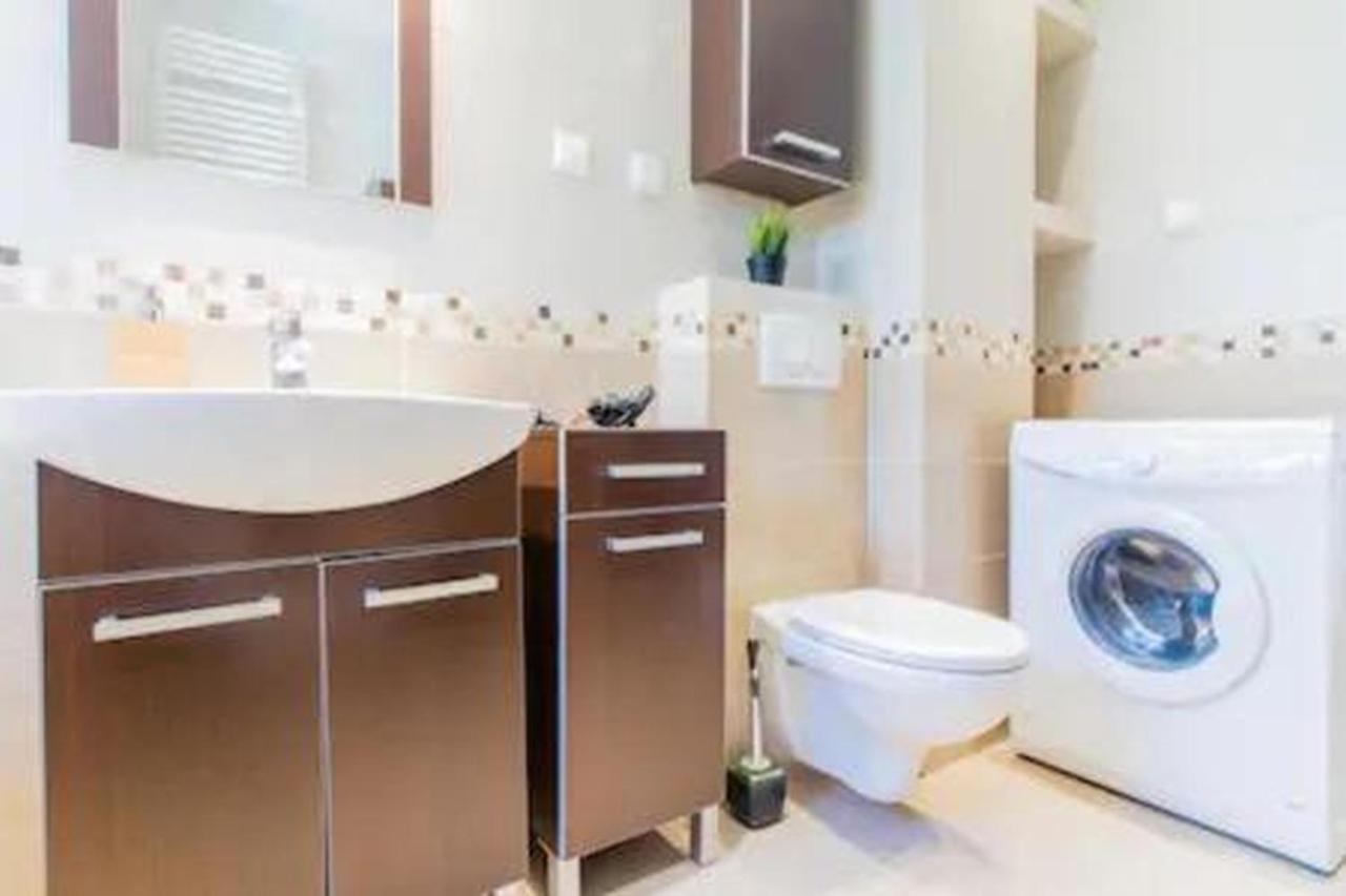 Comfy And Bright - Old Town Apartment