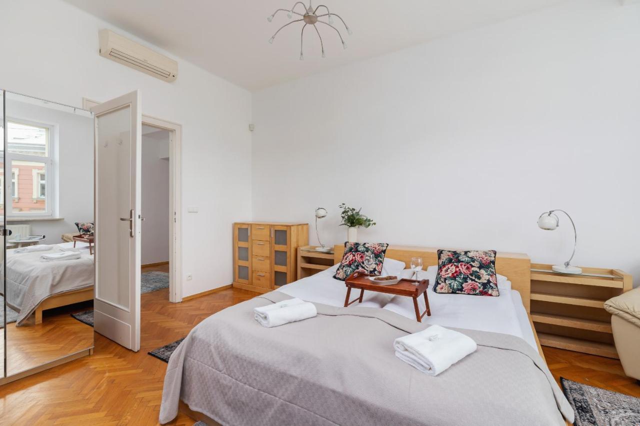 Apartment Slowacki Avenue Family Cracow By Renters *