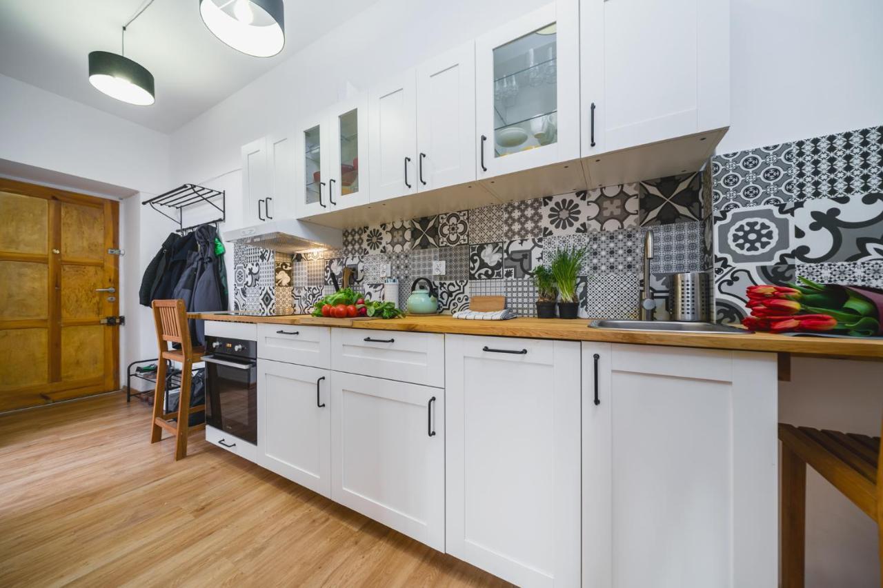 Apartment 3 Bedroom In The Heart Of Cracow - By Upstairs Krakow