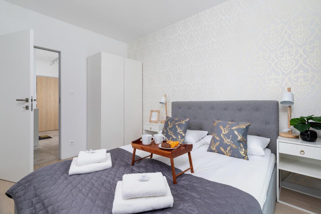 With Balcony & Parking Mogilska By Renters Prestige Apartment *
