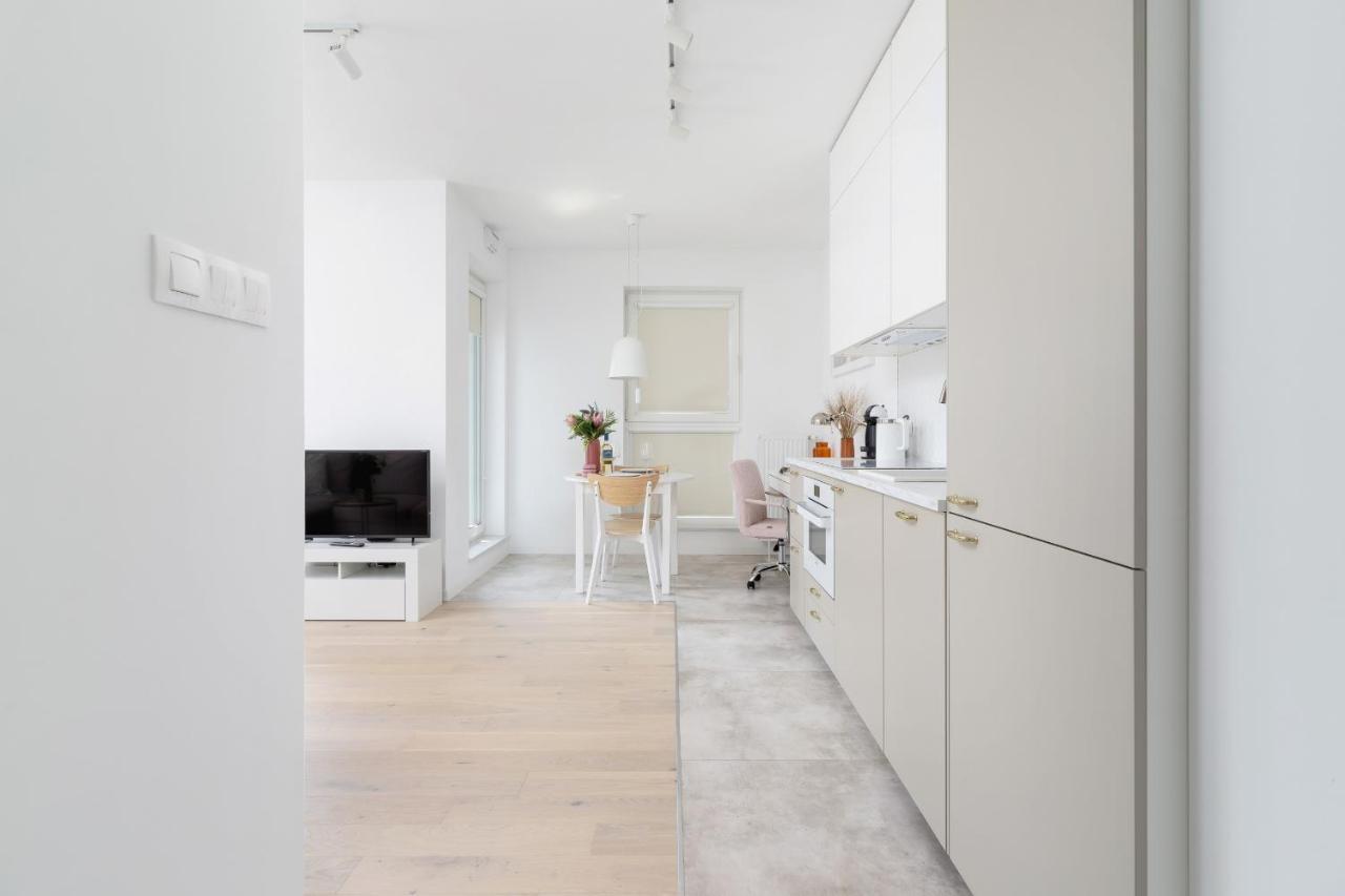 With Balcony & Parking Mogilska By Renters Prestige Krakau