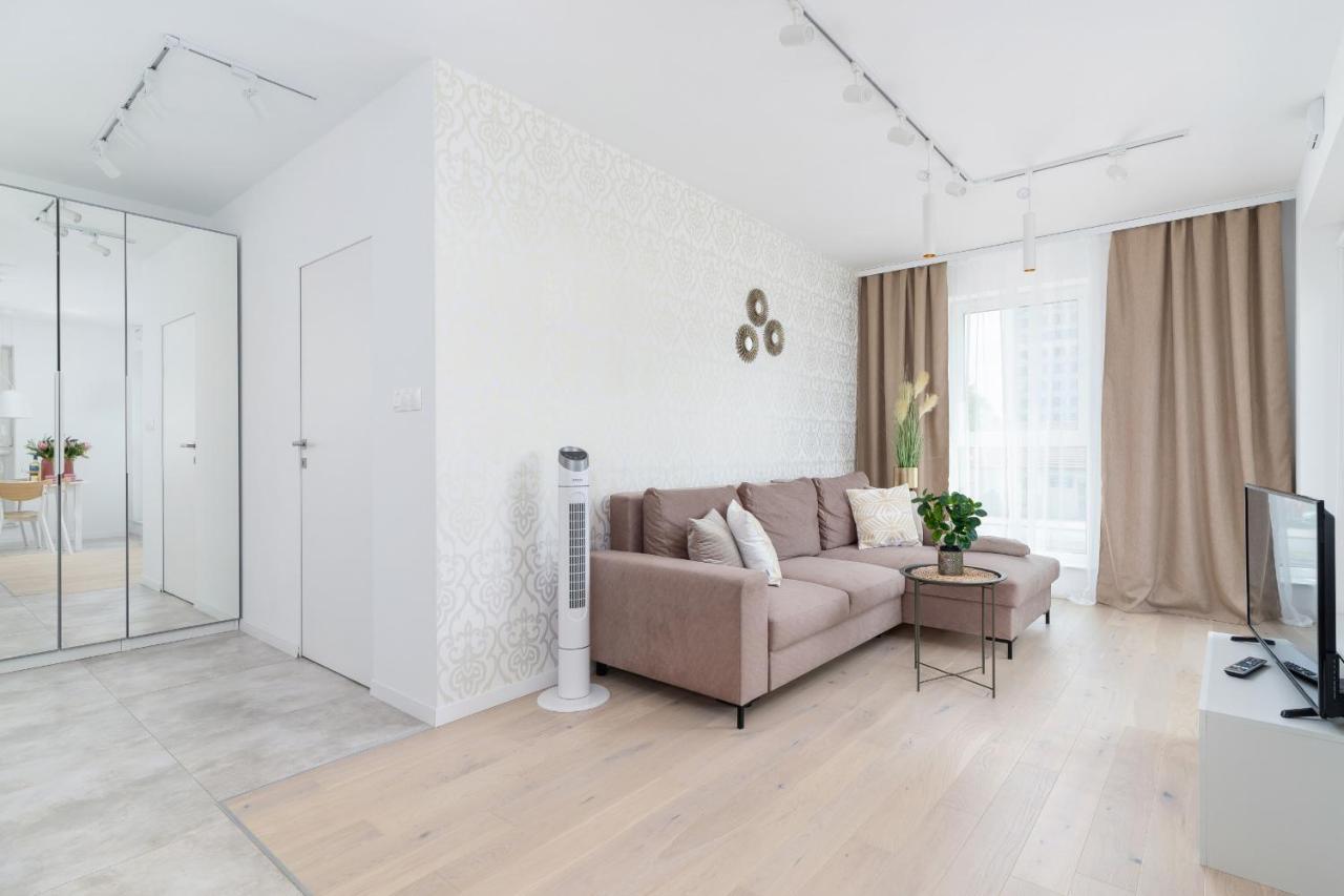 Apartment With Balcony & Parking Mogilska By Renters Prestige