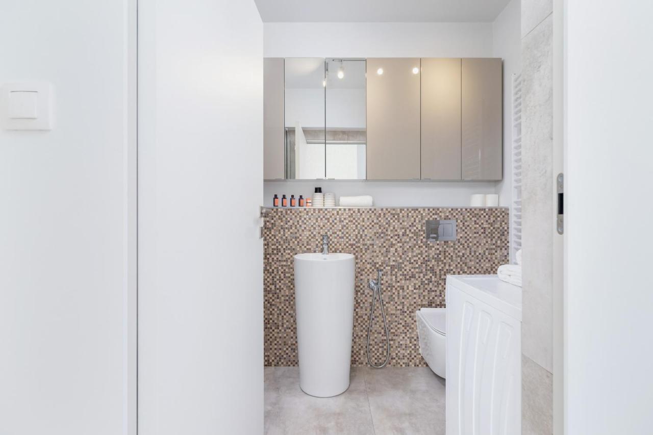 Apartment With Balcony & Parking Mogilska By Renters Prestige *