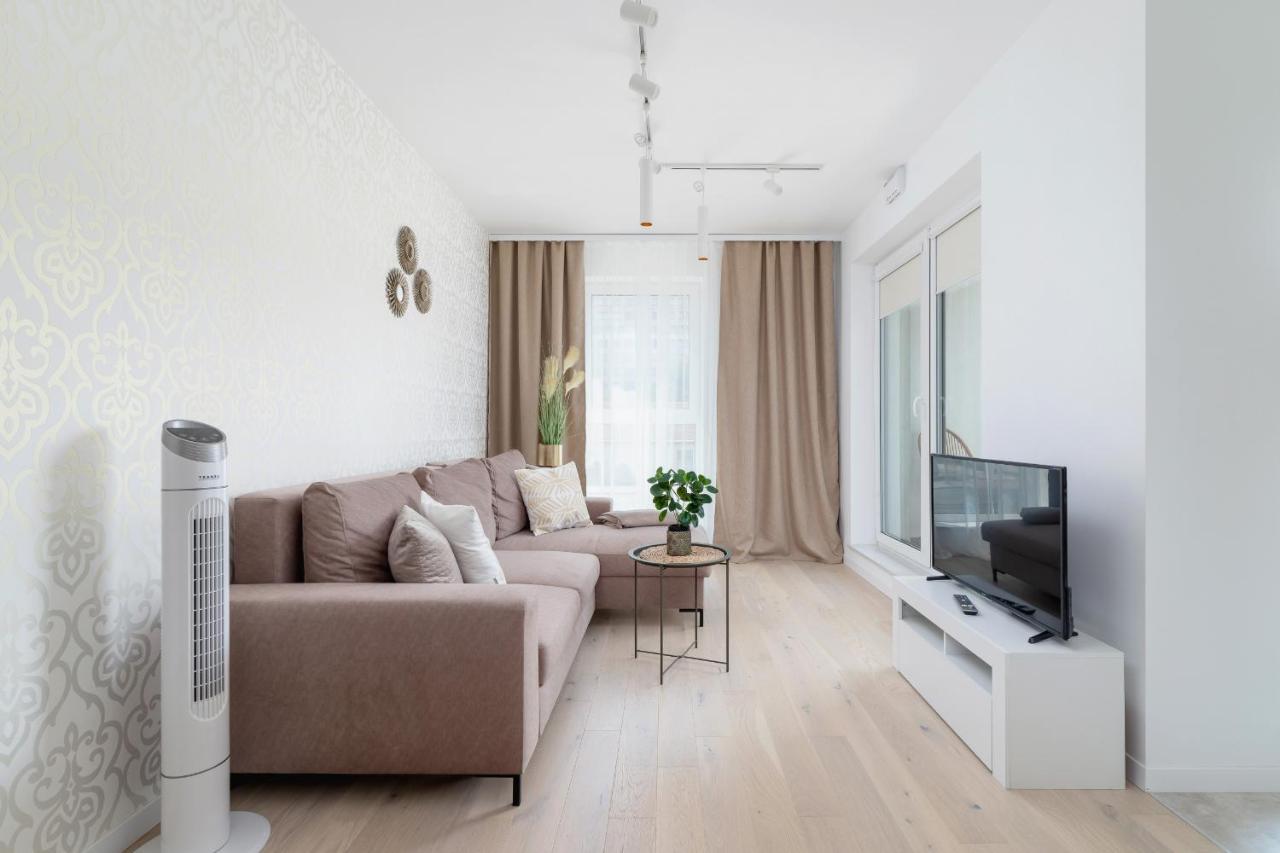 With Balcony & Parking Mogilska By Renters Prestige Apartment