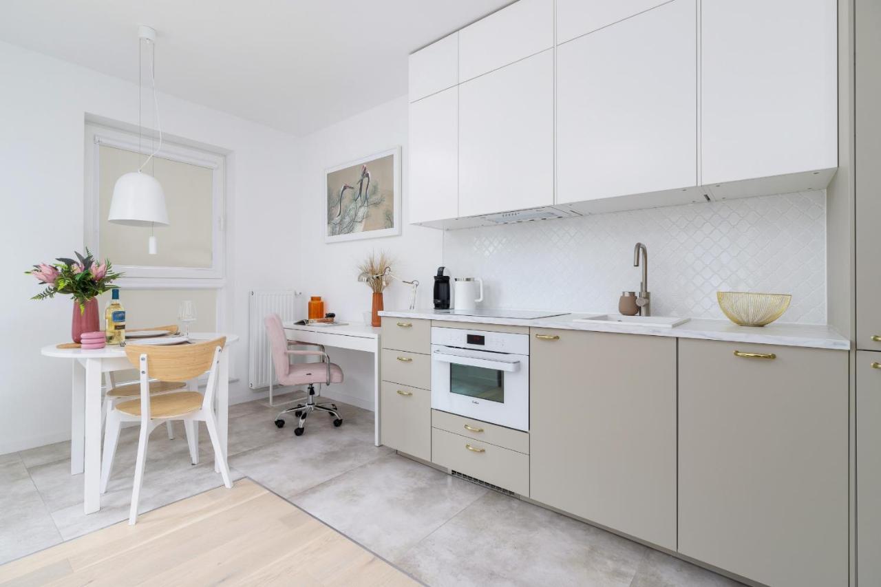 With Balcony & Parking Mogilska By Renters Prestige