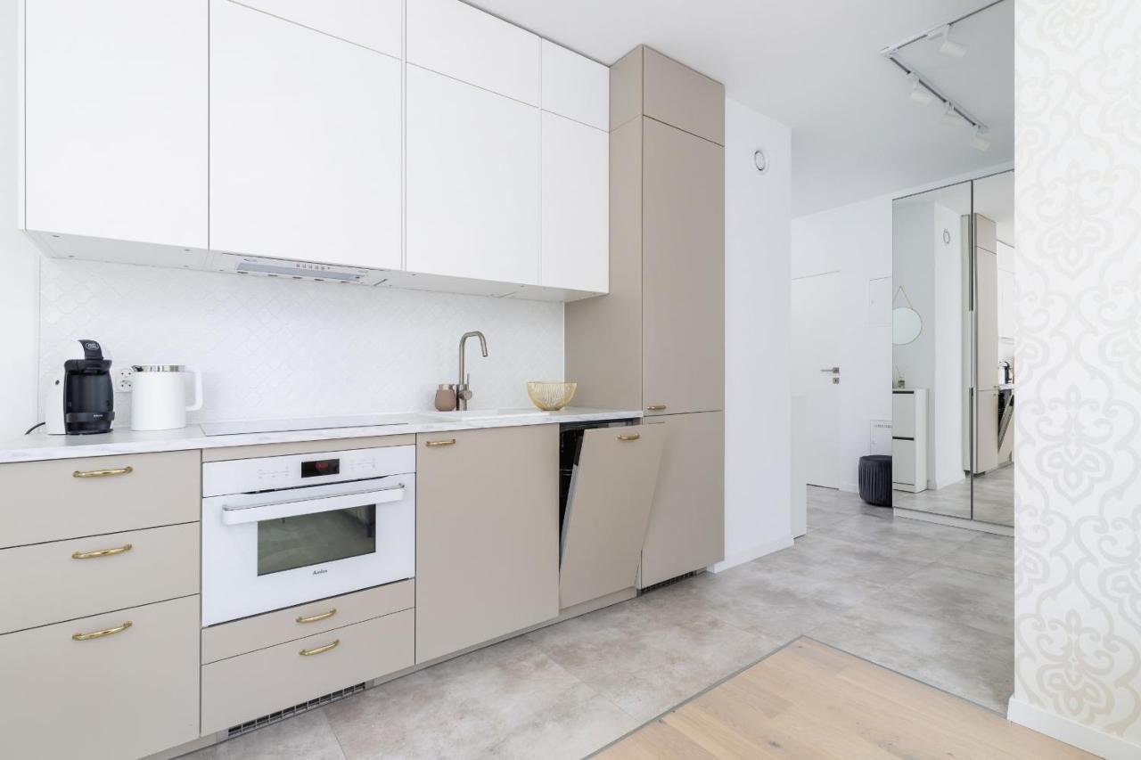 With Balcony & Parking Mogilska By Renters Prestige Apartment *