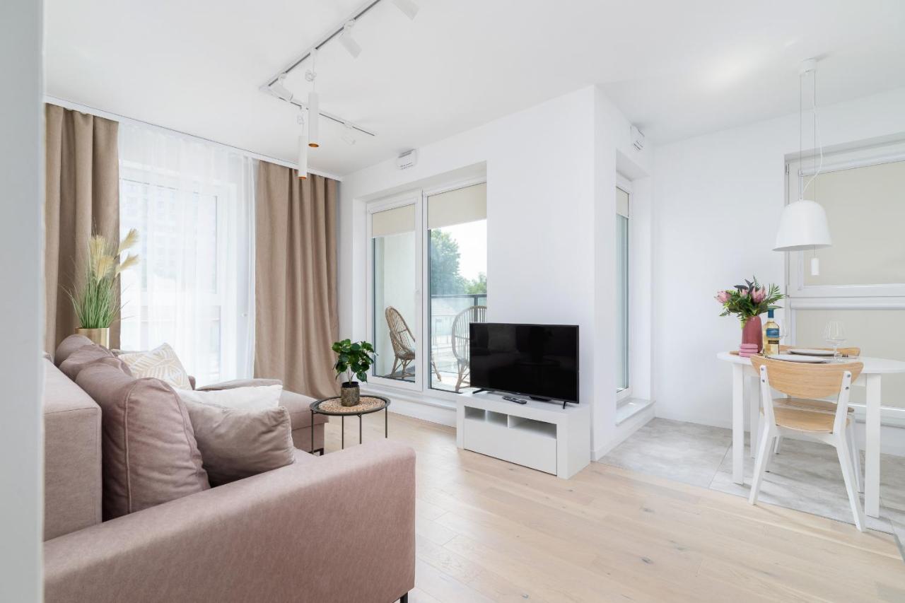 Apartment With Balcony & Parking Mogilska By Renters Prestige