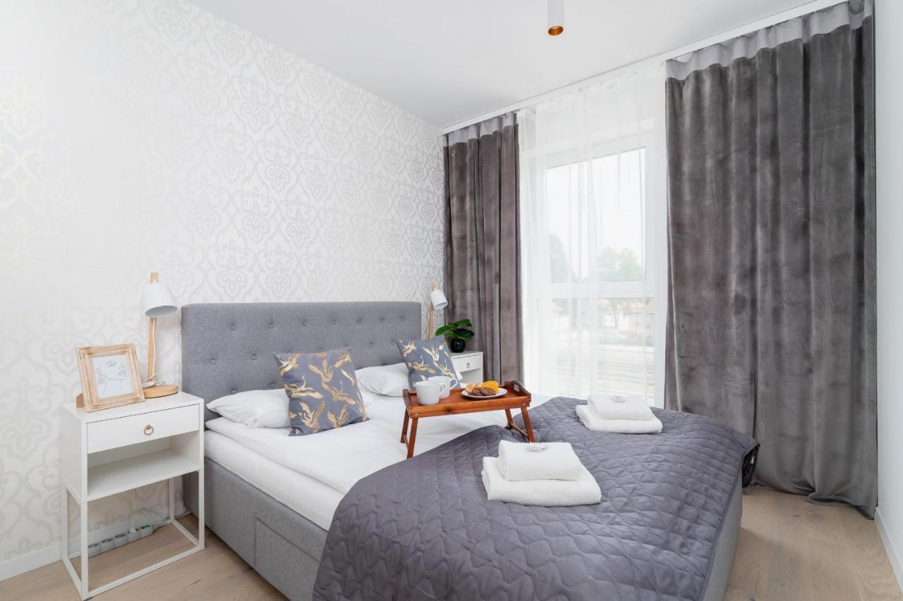 With Balcony & Parking Mogilska By Renters Prestige Apartment *
