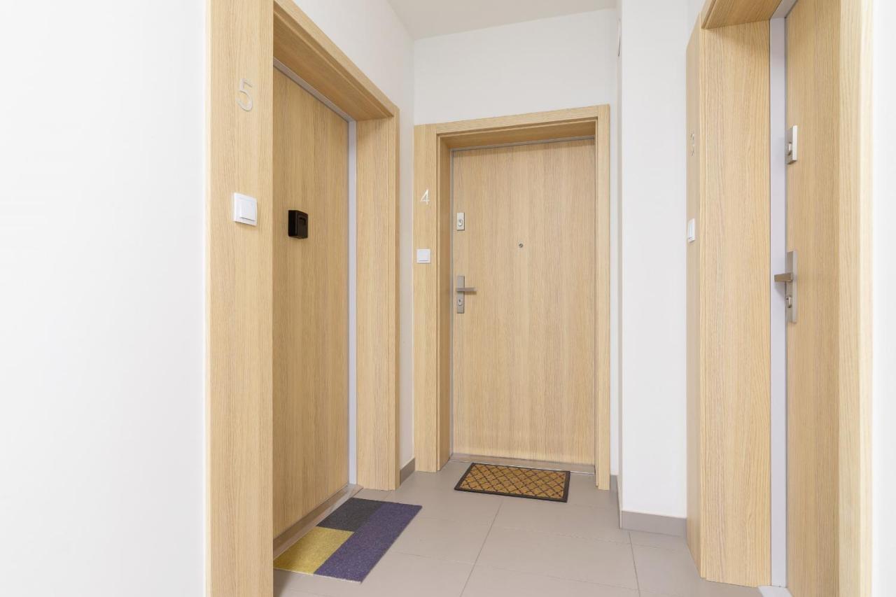 With Balcony & Parking Mogilska By Renters Prestige Apartment