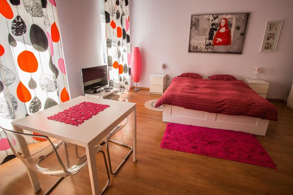 Sklodowska-curie, Martini Apartment