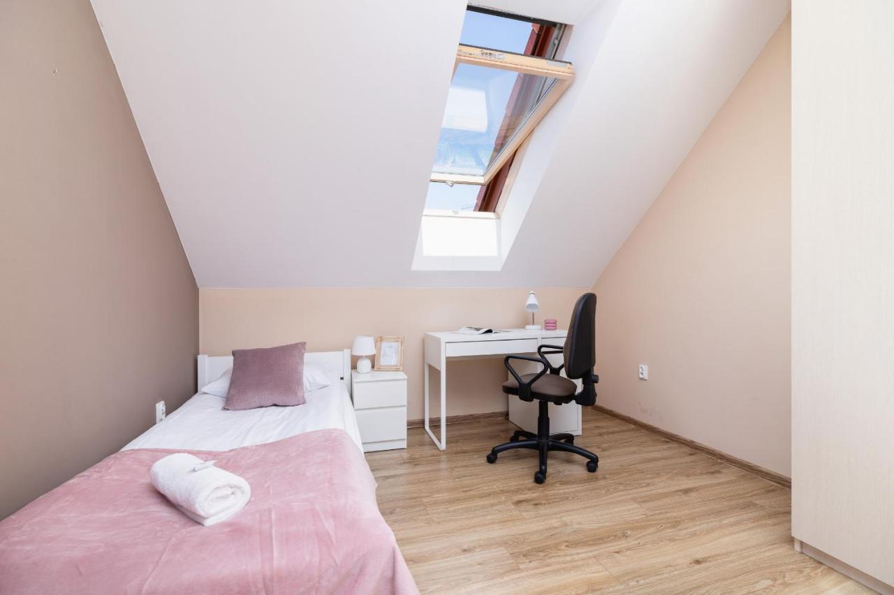 Three-bedroom House Czarnochowice By Renters Dom wakacyjny Kraków