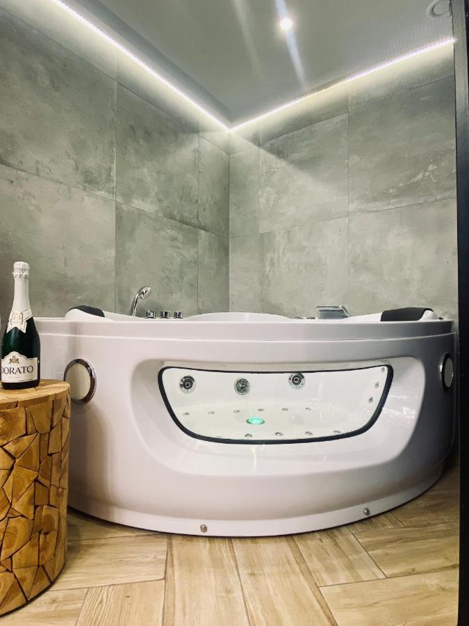 Premium Jacuzzi For Couples, Old Town Apartment *