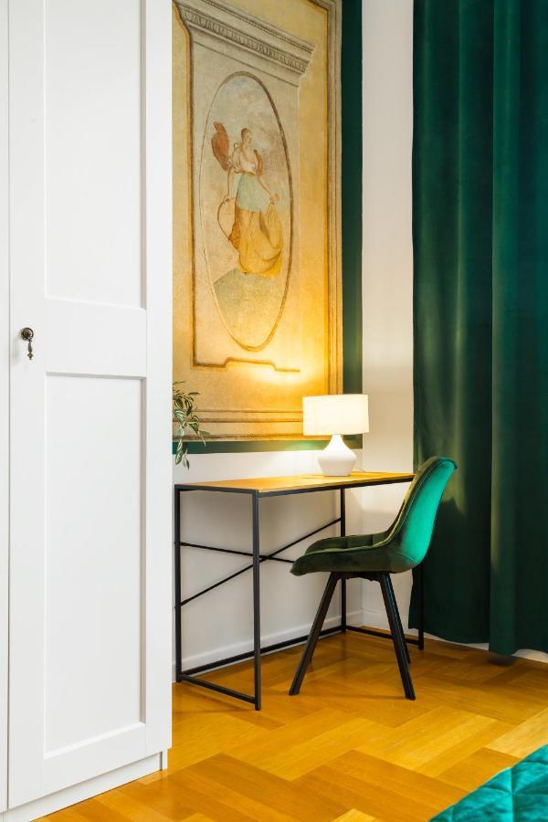 Glamorous In Heart Of Old Town Apartment