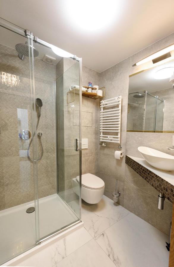 Wrona De Luxe