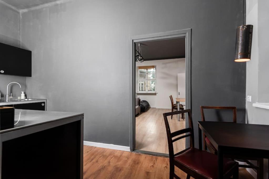 Industrial - Jewish Quarter By Upstairs Apartment *