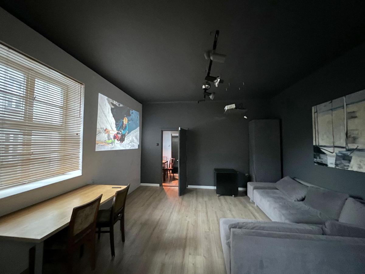 Industrial - Jewish Quarter By Upstairs Apartment *