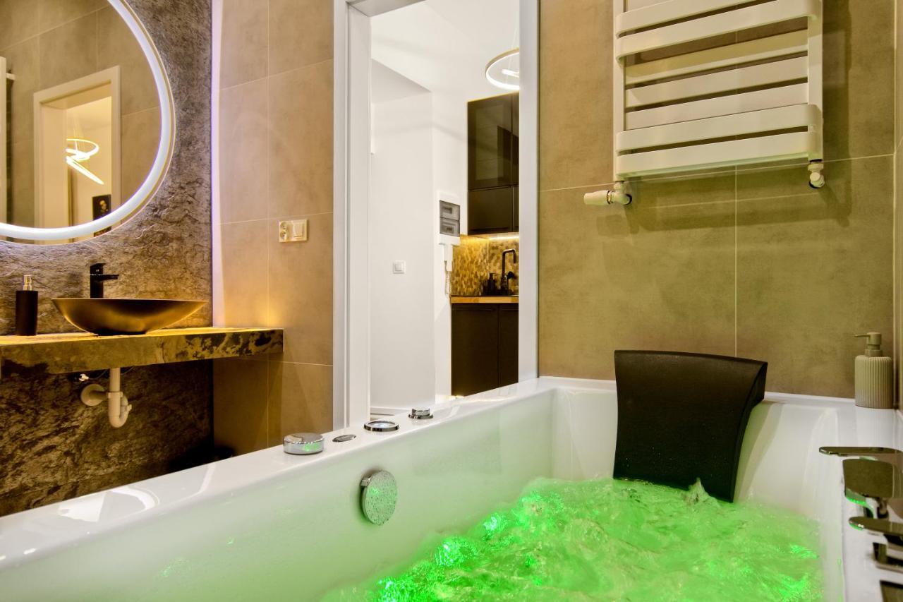 Silver Shine Jacuzzi