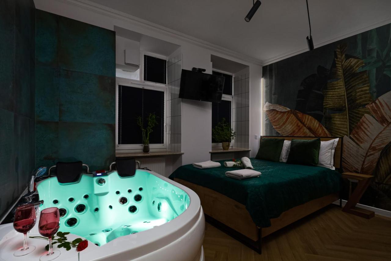 Jacuzzi & Bike Apartment, *