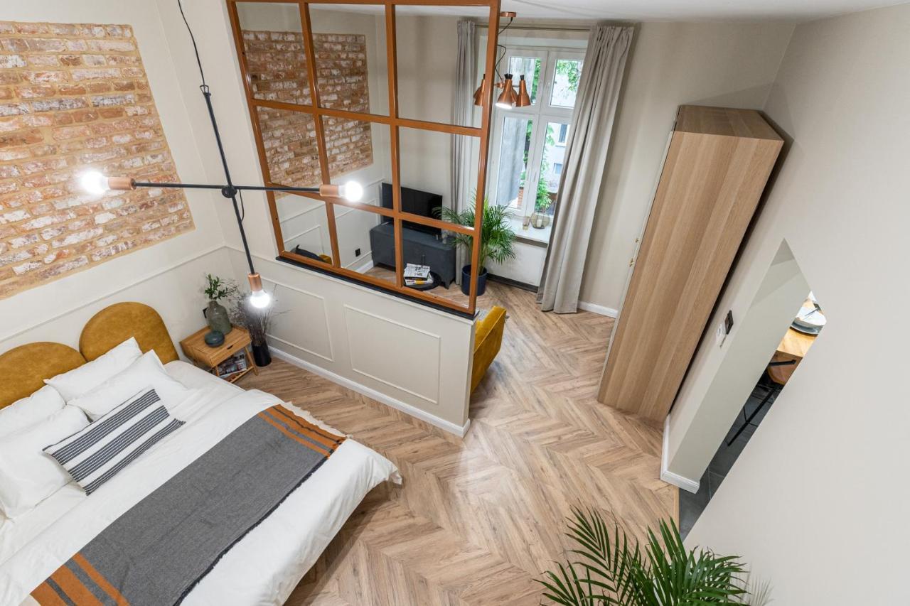 Househost : Topolowa 26/17 *