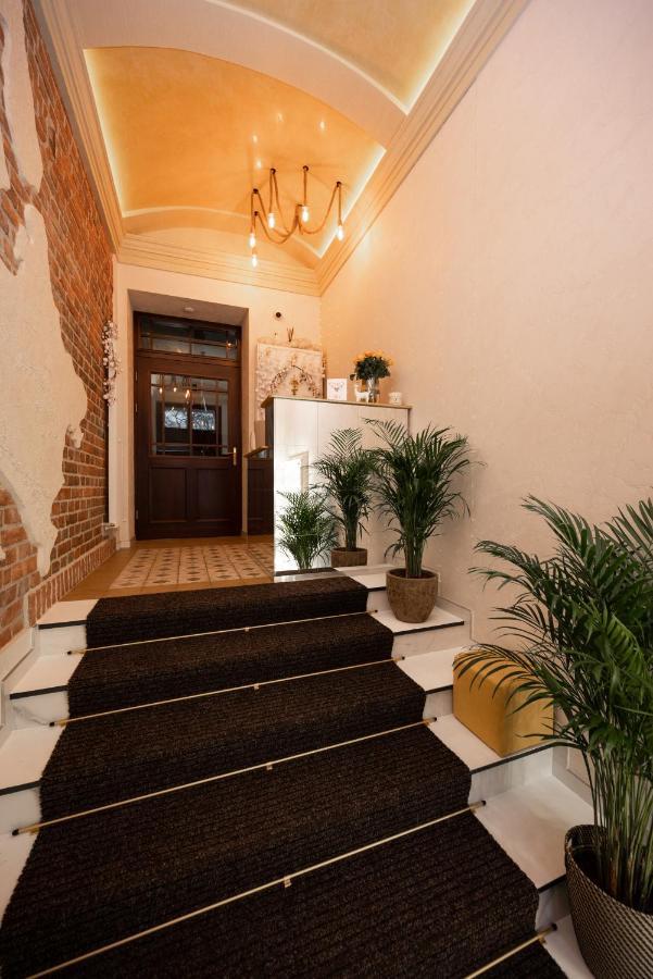 Hive Family House *