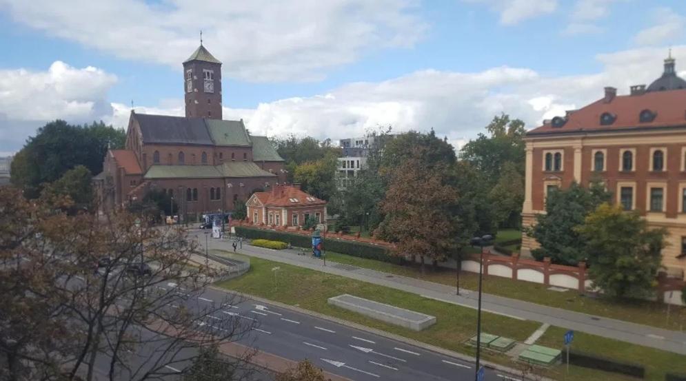 Tour Lubomirskiego 23 *