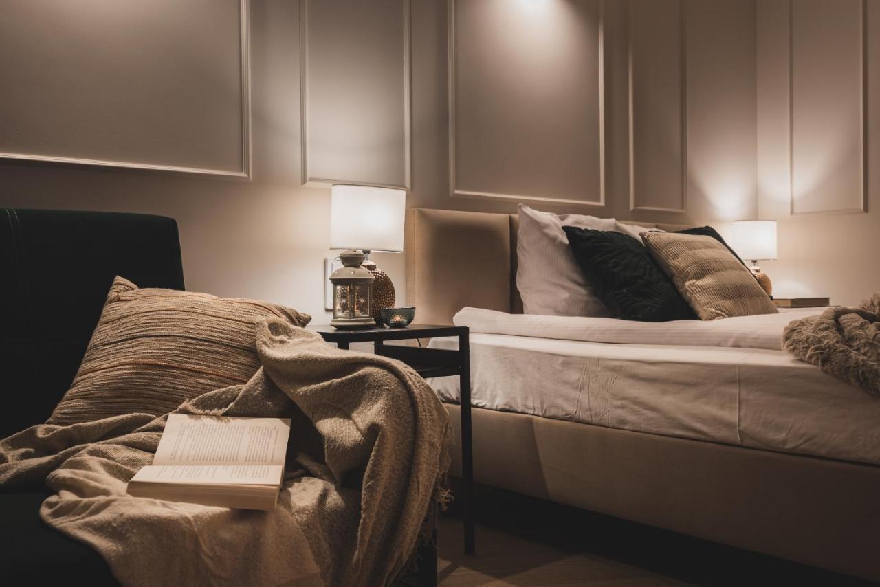 Atrium - Old Town Luxury - By Upstairs Apartament