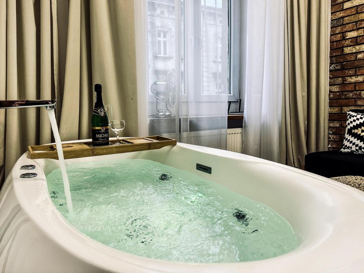 Premium Jacuzzi For Couples, Old Town Apartment