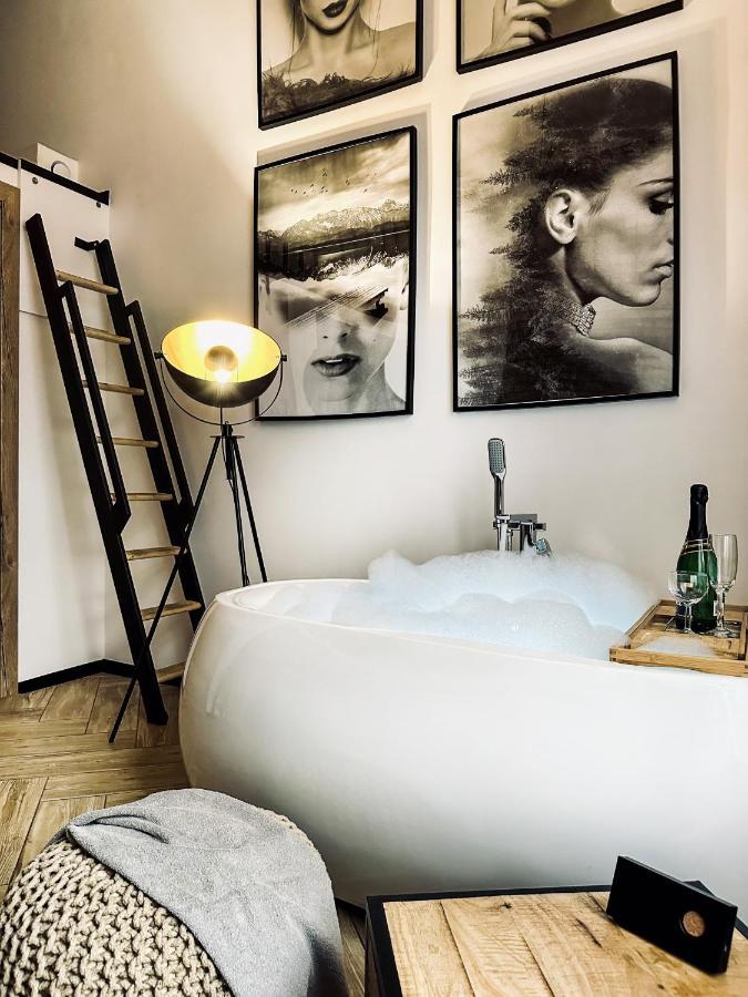 Premium Jacuzzi For Couples, Old Town Apartment *