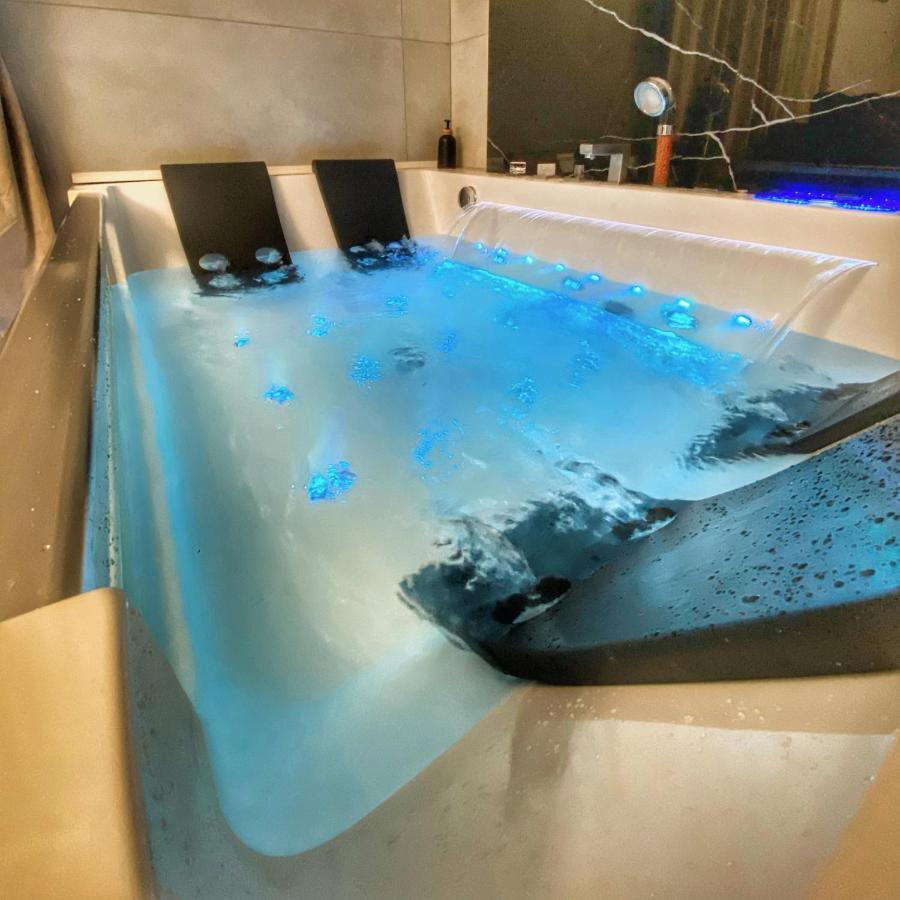 Z Jacuzzi Apartment