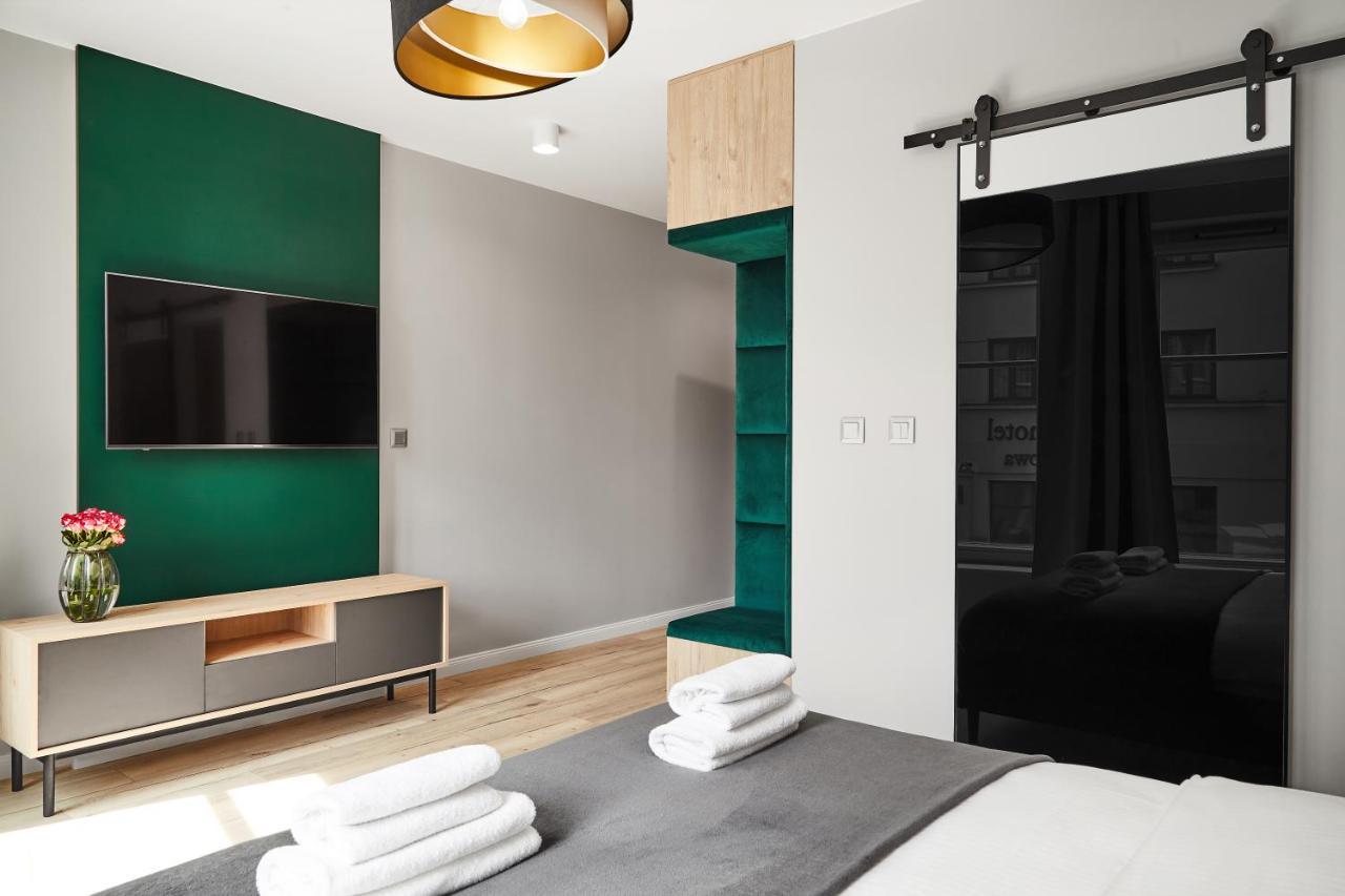Househost :miodowa 42/4b *