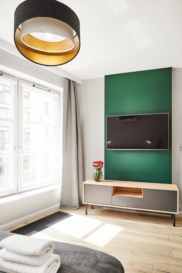 Househost :miodowa 42/4b