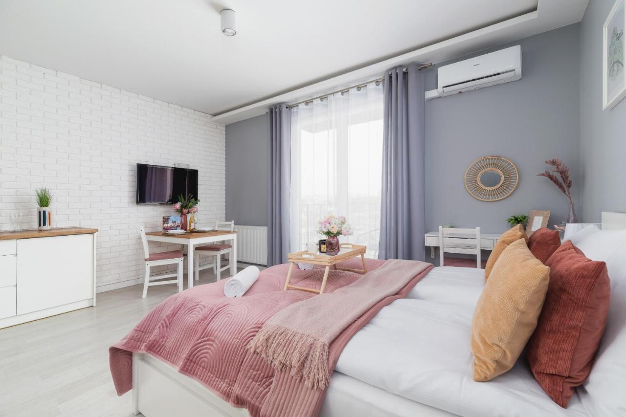Dobrego Pasterza With Balcony Cracow By Renters Appartement *