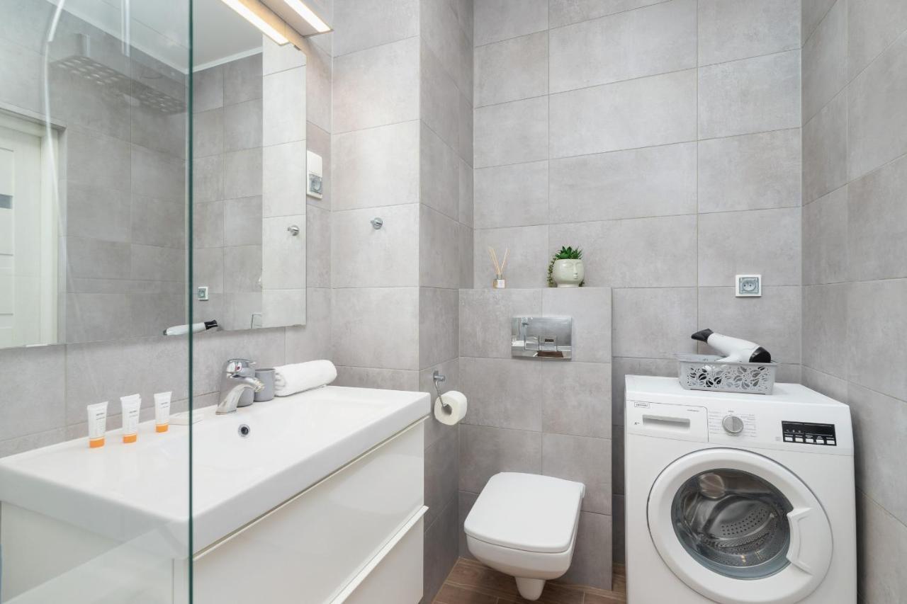 Dobrego Pasterza With Balcony Cracow By Renters Appartement *