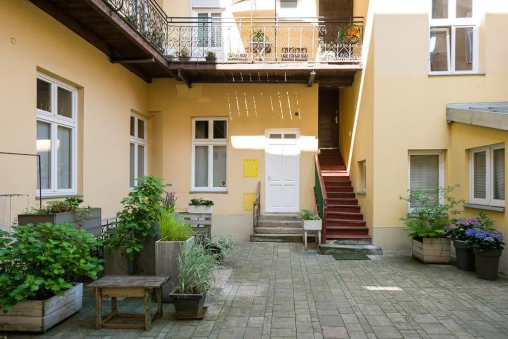 Sekretne Gniazdko W Tajemniczym Ogrodzie Krakau