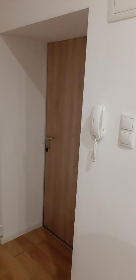 Apartment Self Check - In Topolowa Ideal Location Next To Main Rail, 10 Min To Main Square By Foot *