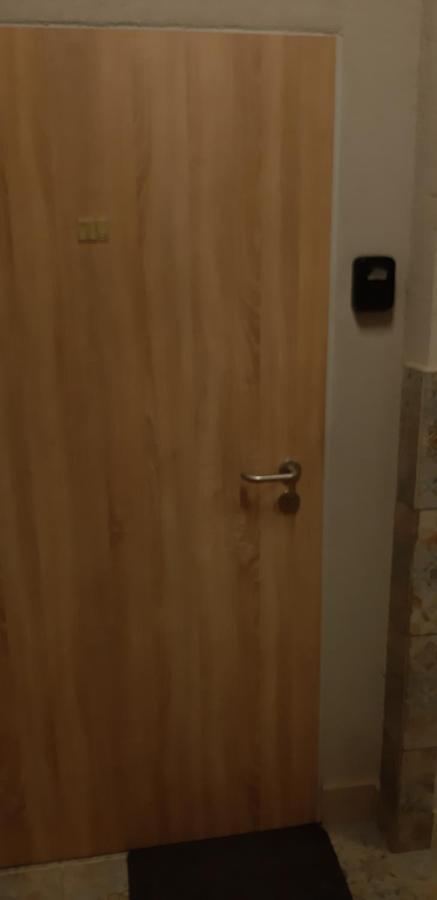 Apartment Self Check - In Topolowa Ideal Location Next To Main Rail, 10 Min To Main Square By Foot Krakow