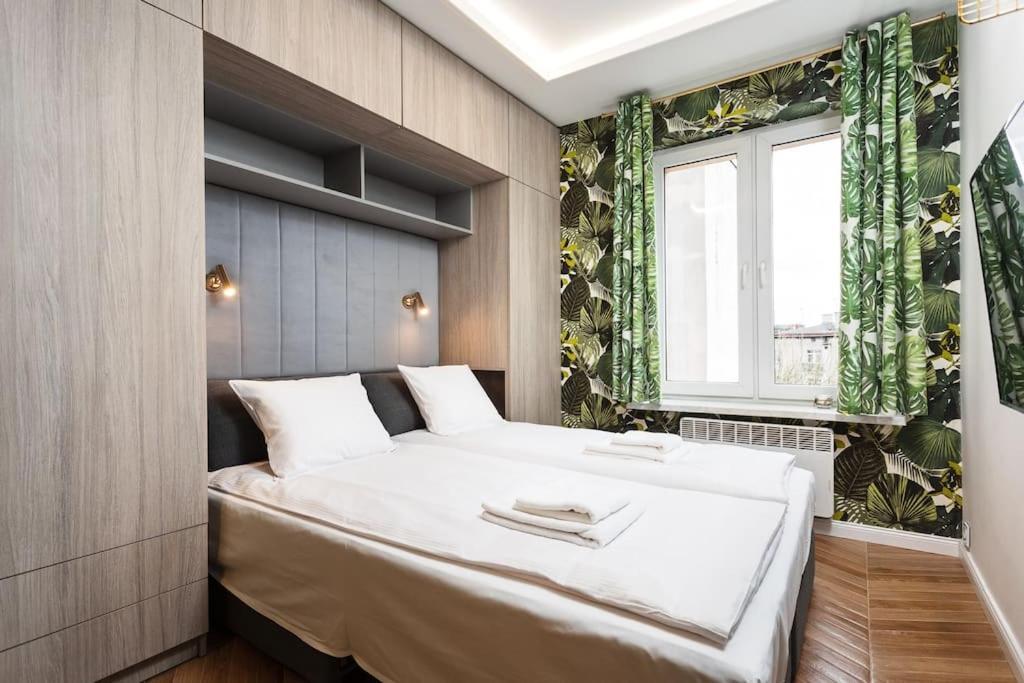 Verdant Oasis - Old Town - By Upstairs Apartment *
